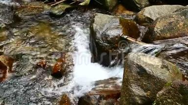<strong>自然</strong>视频，<strong>森林中</strong>的一个小瀑布.. 雨后，水流穿过岩石。 隐藏在<strong>森林中</strong>的瀑布